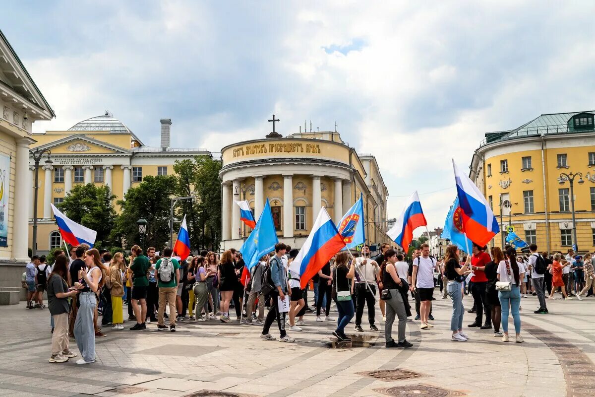 Как прошли праздники в москве. День России в Москве. День России празднование. Празднование 12 июня в Москве. День России красивые фото.