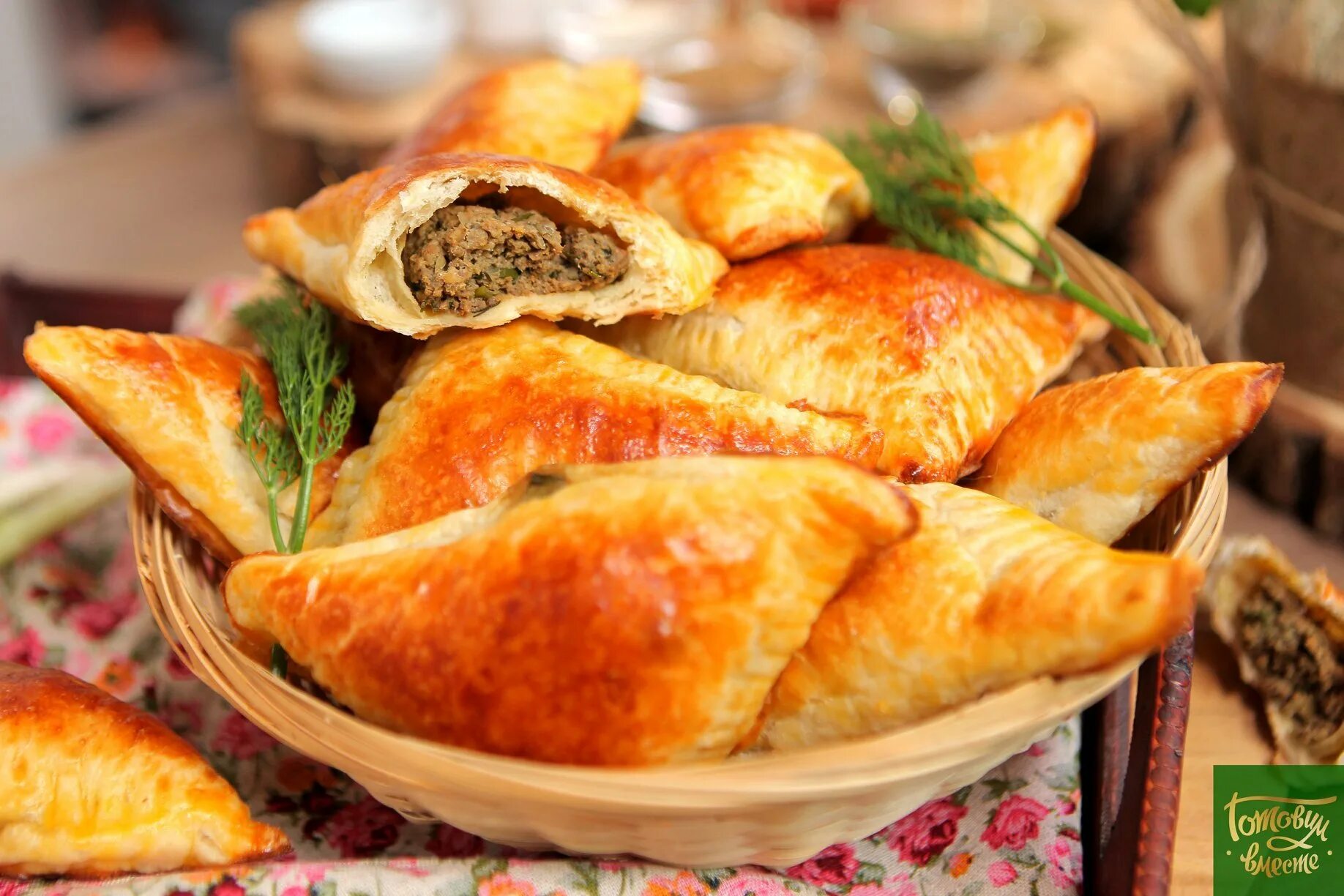 Пирожки фото. Кулинария пирожки. Пирожки жареные и печеные. Пирожки с печенью. Чебуреки из слоеного теста.