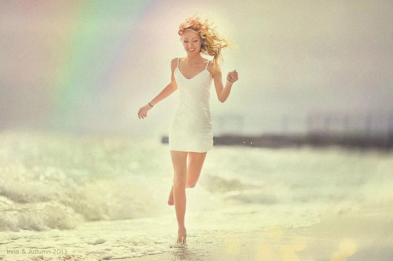 Счастливая девушка. Девушка бежит в платье. Девушка бежит по берегу моря. Девушка бежит на встречу. Бегу по ветру песня