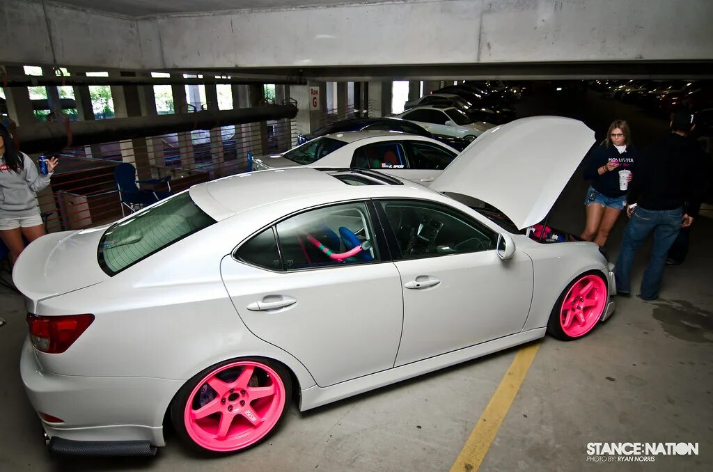 Розовая тонировка. Розовые диски. Розовые диски на машину. Цветные диски на белой машине. Розовые диски на белой машине.