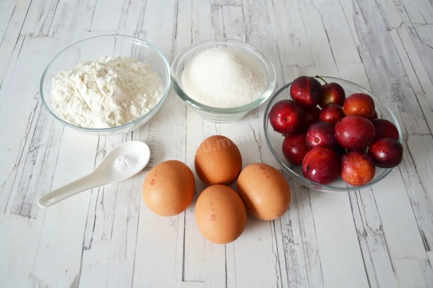 Тесто из муки сахара яиц. Ингредиенты для шарлотки. Яйца с сахаром. Мука пшеничная для шарлотки. Яйца мука сахар яблоки.