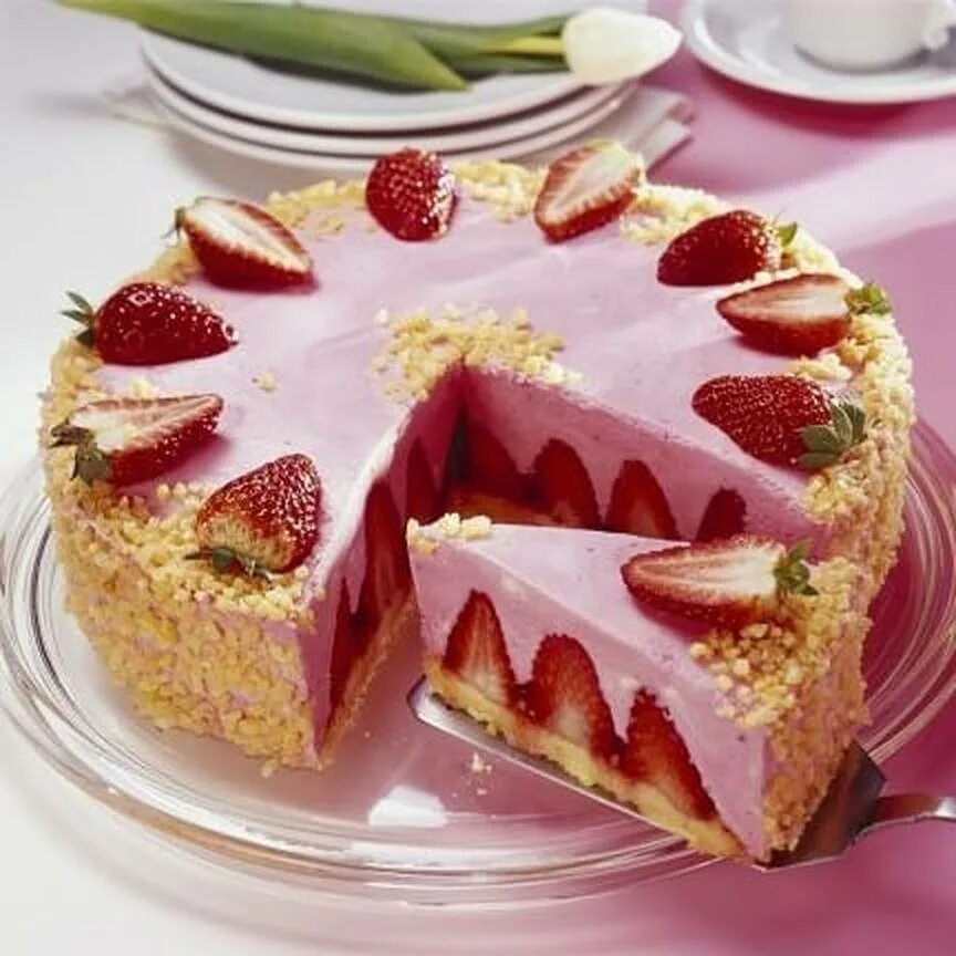 Клубничный муссовый торт. Муссовый торт с клюквой. Кондитерская сергея магаева. Торт муссовый клубничный чизкейк. Торт с клубничным муссом.