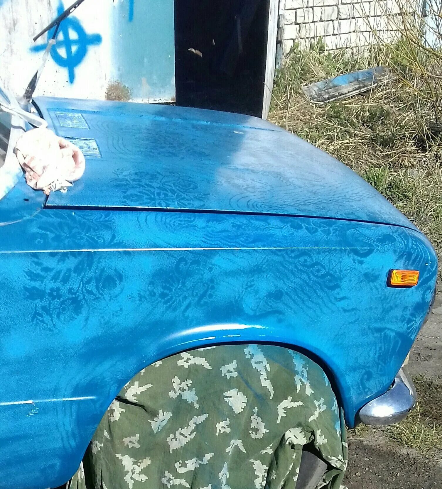 Крашеный капот. Капот ВАЗ 2106. Краска авто через тюль. Покраска машины через тюль. Капот через тюль.
