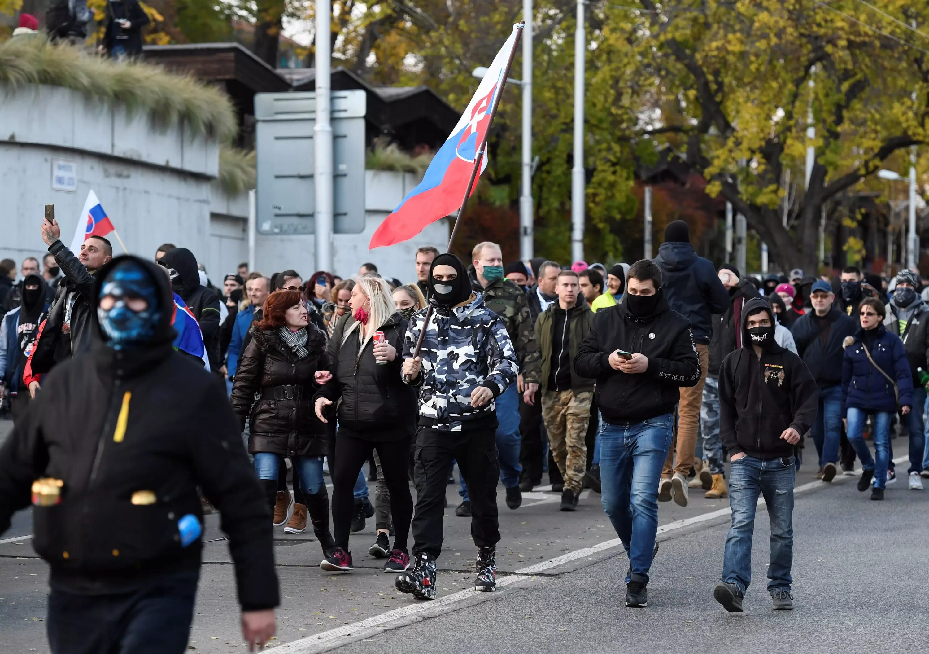 Украина исполнил. Протесты в Словакии. Русофобия в Словакии. Украинцы поют гимн. Украинская толпа скандирует антироссийские.