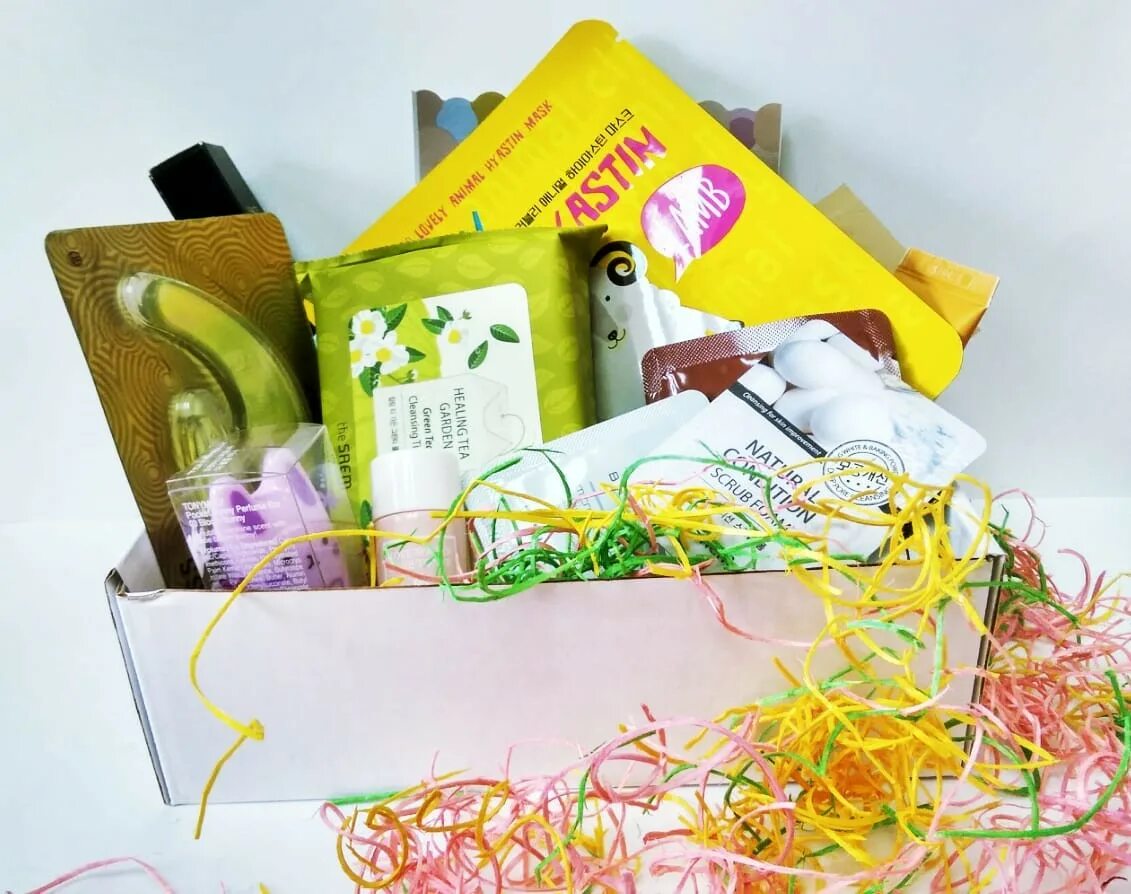 Набор корейской косметики в коробке. Подарочные боксы с корейской косметикой. Подарочные боксы с корейской косметикой. Корейская коробочка. Бьюти боксы и подарочные наборы корейской косметики.