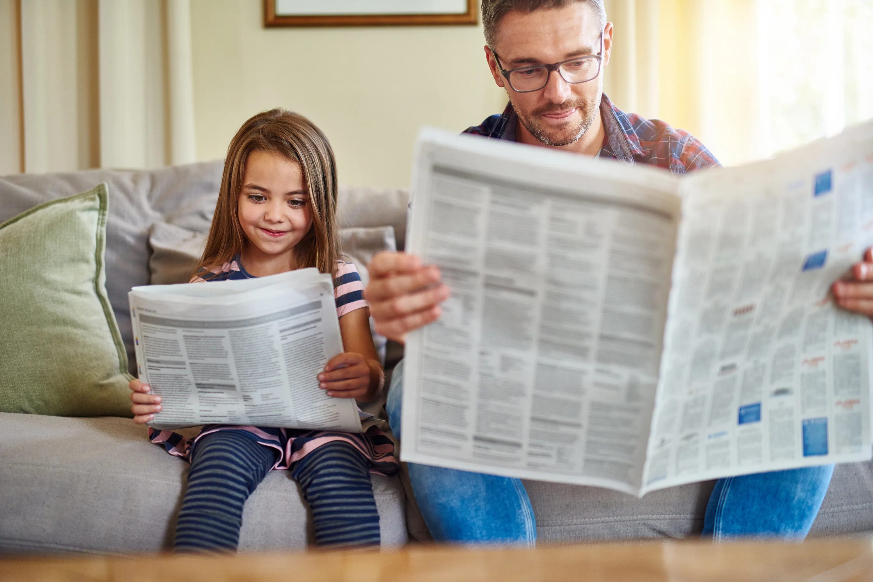 I was were reading a newspaper. Человек с газетой. Человек читает газету. Газета для детей. Человек с журналом.