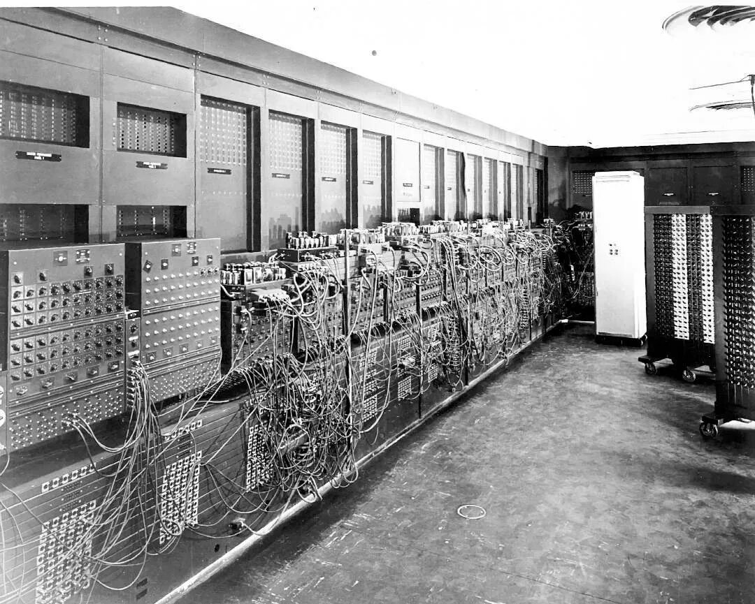 Самый первый компьютер в мире eniac 1946 г. Компьютеры 1945 года. Eniac компьютер 1946 год. Джон фон нейман eniac. Эниак и джон фон нейман.