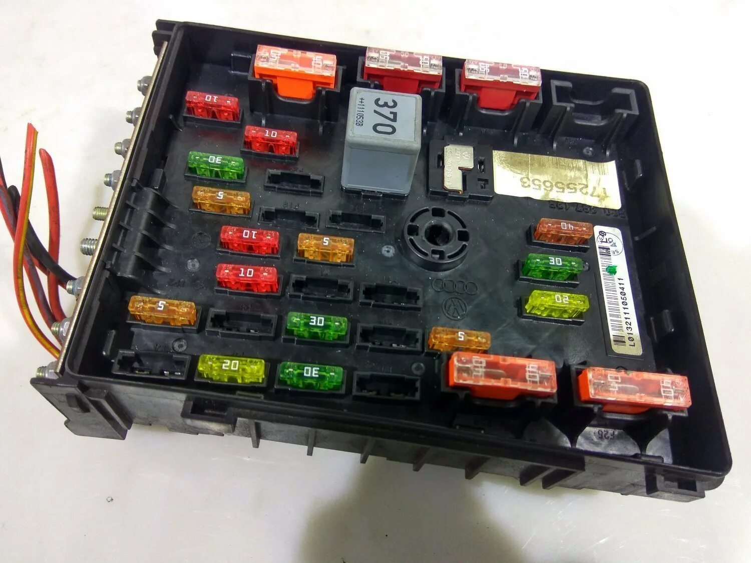Предохранители фольксваген пассат б6. Блок предохранителей Пассат б7. Блок предохранителей Passat b7. Предохранительный блок Volkswagen Passat b7. Блок предохранителей Пассат СС 2013.