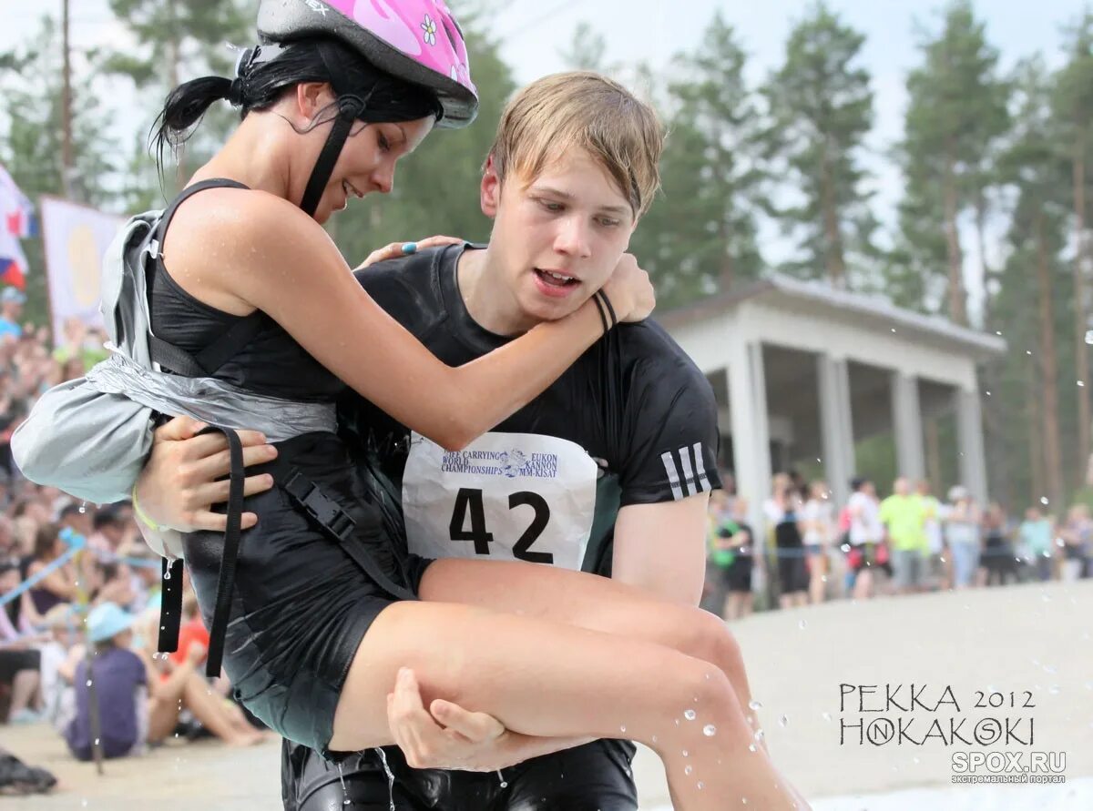 Carry kiss. Рука девушки. Carry kiss. Ff lift carry kiss. Лесбийская пара в море.