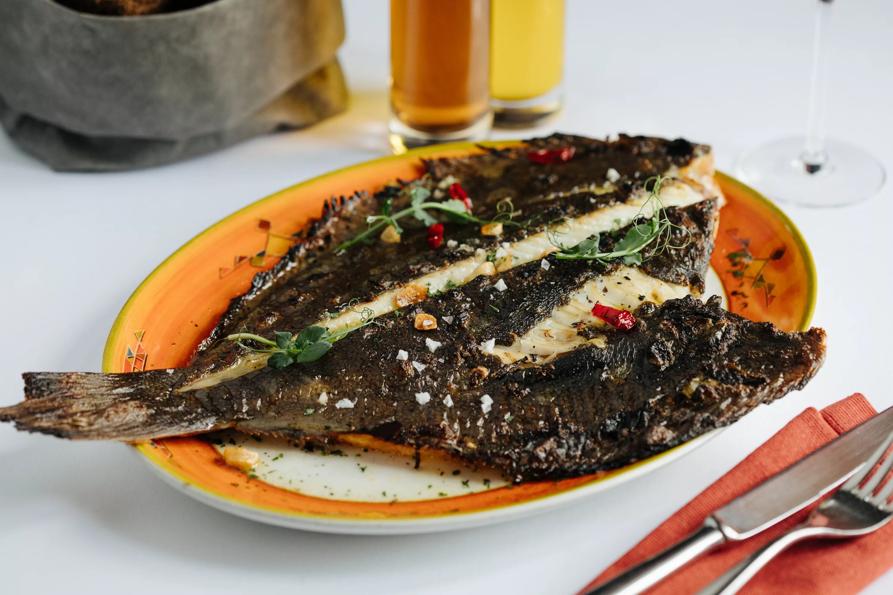 Вкусно приготовить камбалу целиком. Камбала с овощами гриль. тюрбо запеченная целиком. камбала на гриле. камбала по-финкенвердерски.
