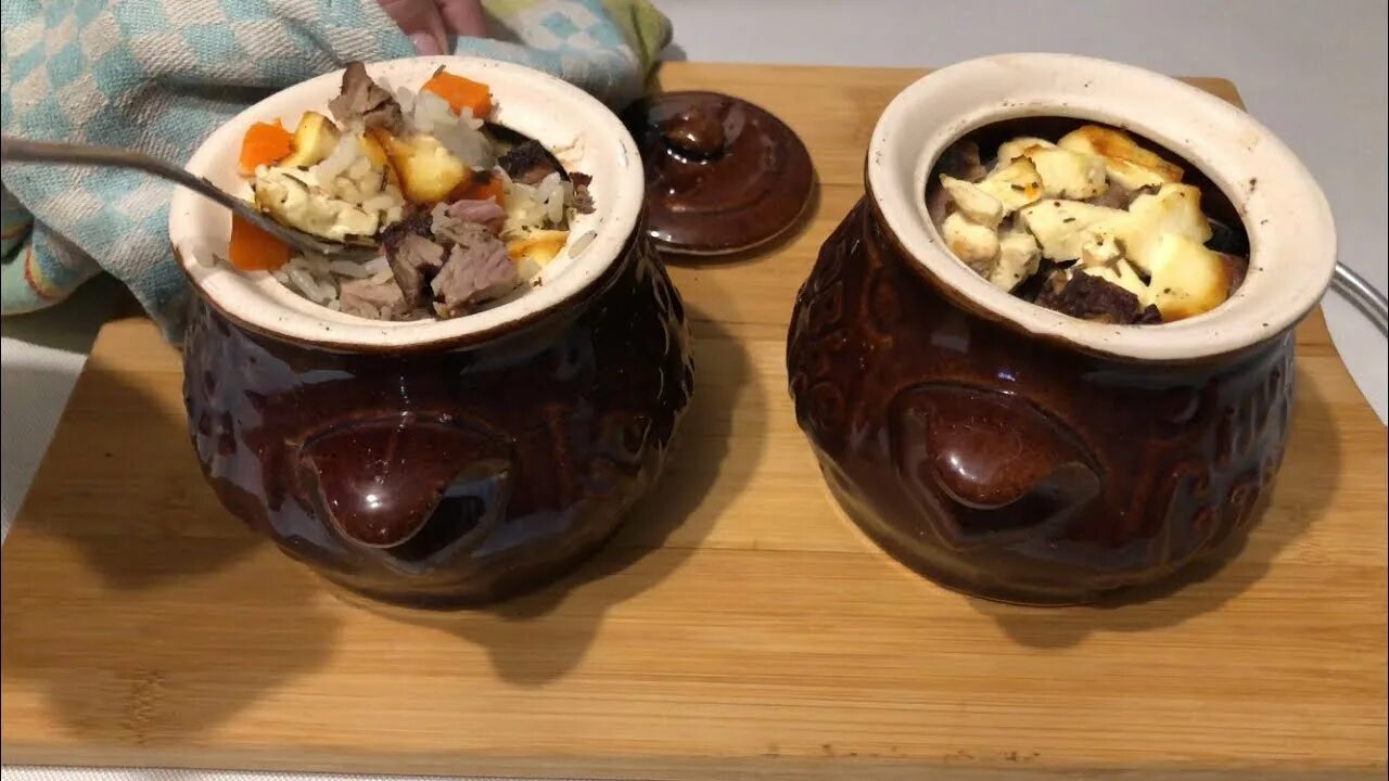 горшок в духовке картошка с мясом. мясо с грибами в горшочках. сыр в горшочке. картошка в горшочках. мясо в горшочках с сыром.