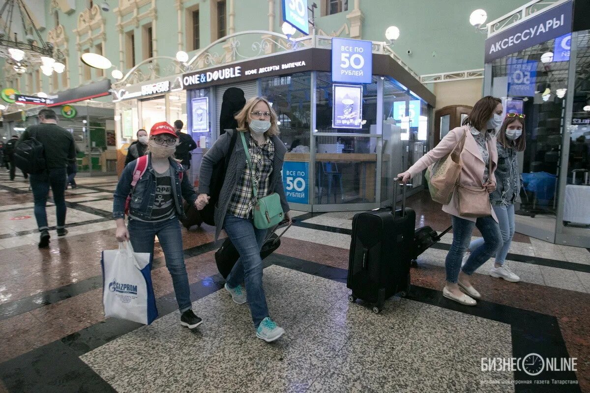 Толстый только что пообедал на вокзале. Казанский вокзал спуск в метро. Лавка на вокзале. Магазины на Казанском вокзале в Москве. Выставка на Казанском вокзале.