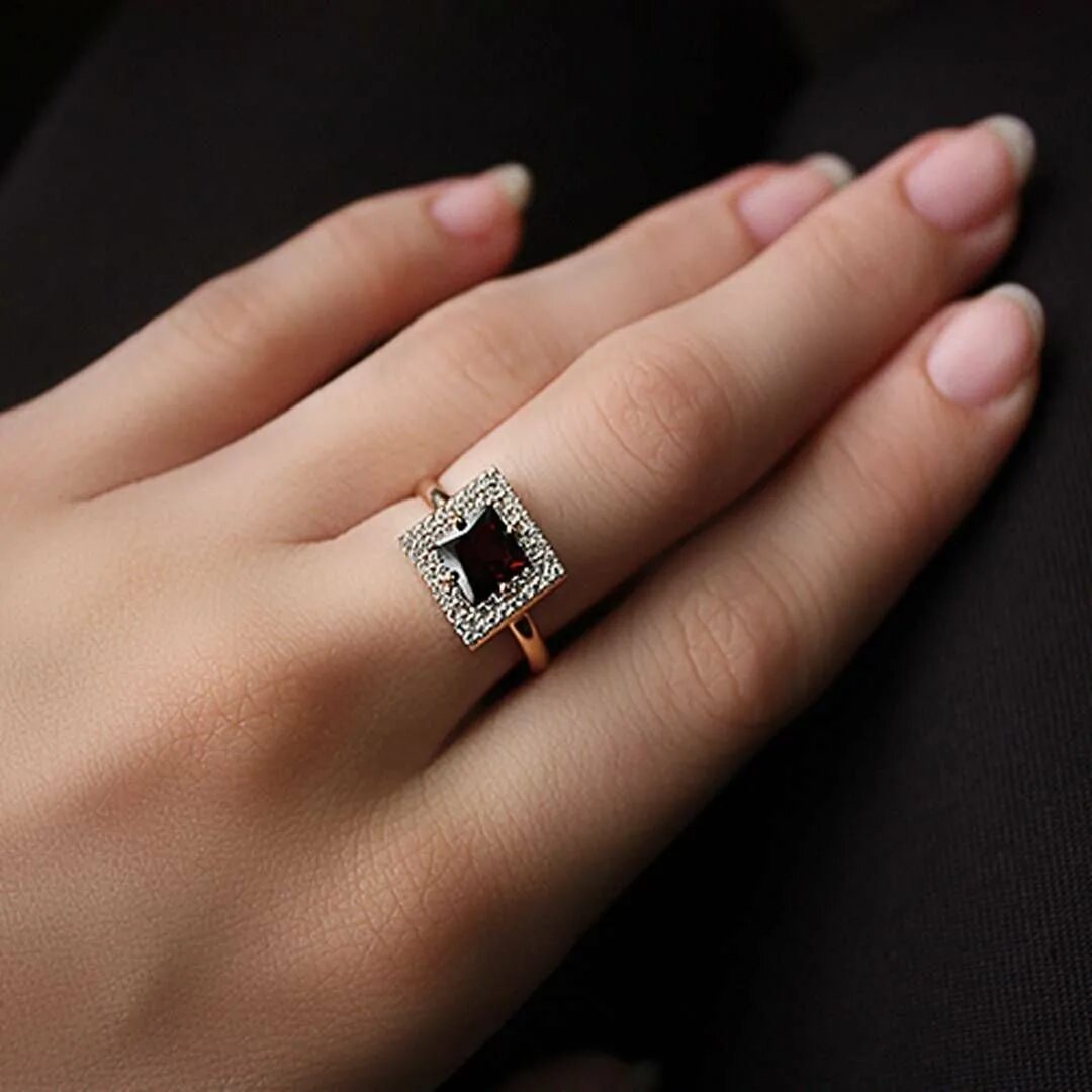 Кольцо с прямоугольным камнем. Золотое кольцо с гранатом и фианитами. Кольцо с квадратным камнем. Золотое кольцо с квадратным камнем. Помолвочное кольцо с квадратным камнем.
