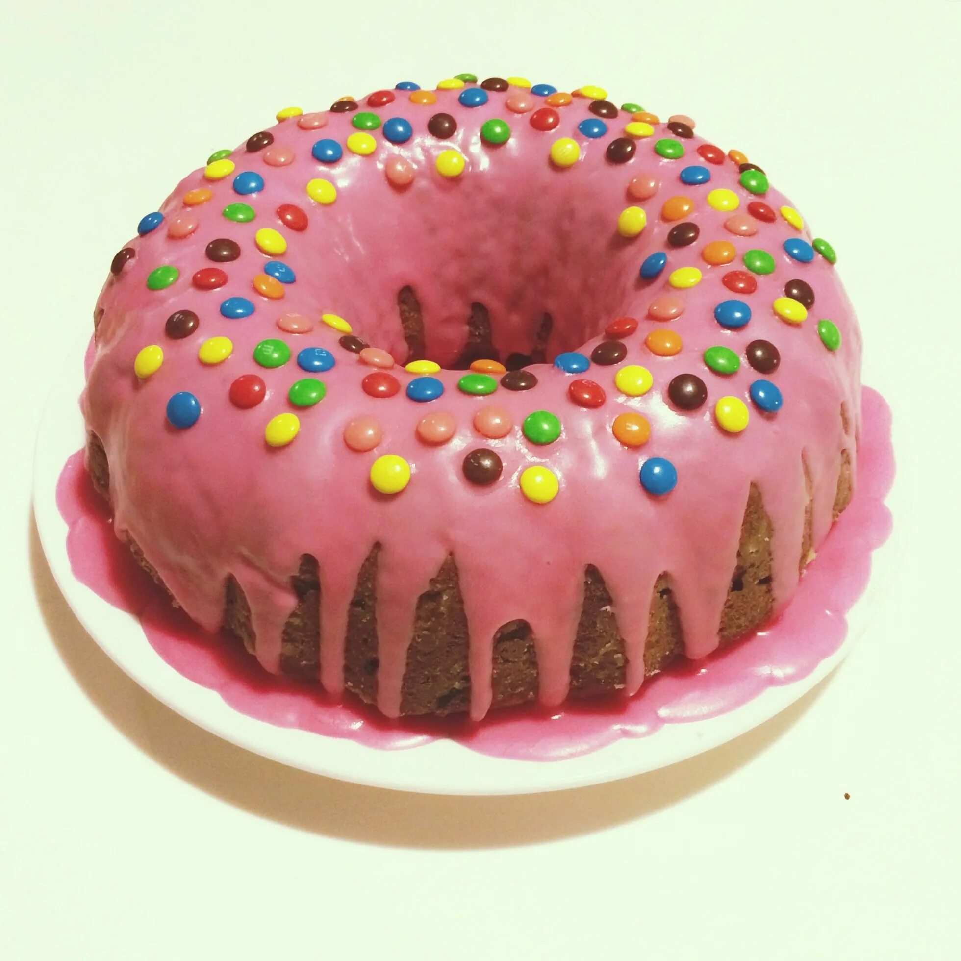 торт в виде пончика на день рождения. тортик пончик. торт в виде пончика фото. огромный пончик. пончики с глазурью украшения торта.