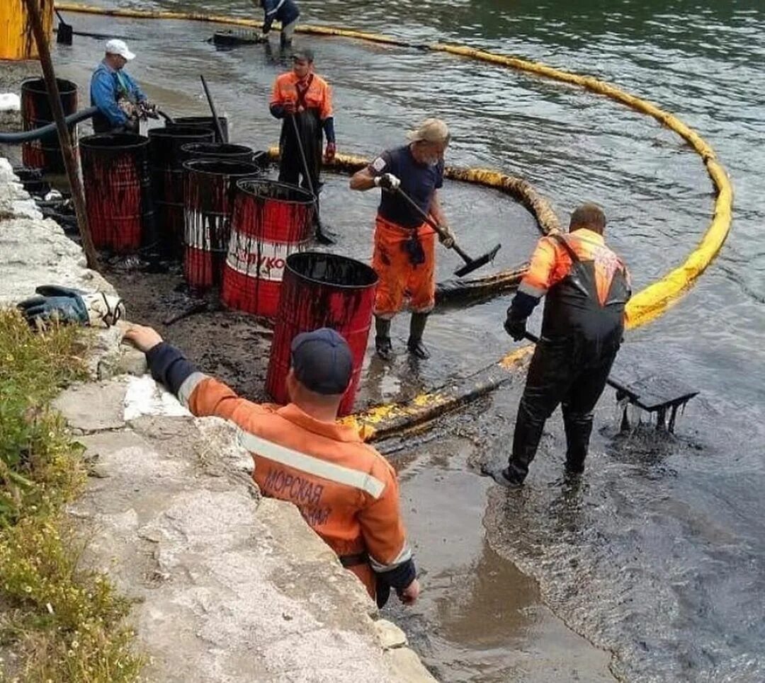 Ктк разлив нефти новороссийск. Нефтяное пятно в новороссийске. Розлив новороссийск. Разлив мазута в находке. Розлив новороссийск.