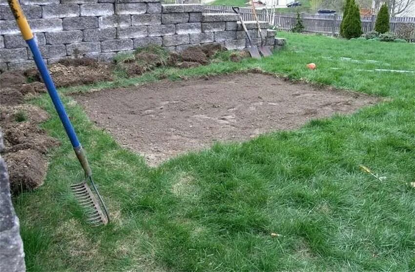 Как установить деревянную шпалеру в землю. Выравнивание участка. Фундамент для теплицы. Разравнивание земли на участке. Песочница на даче.