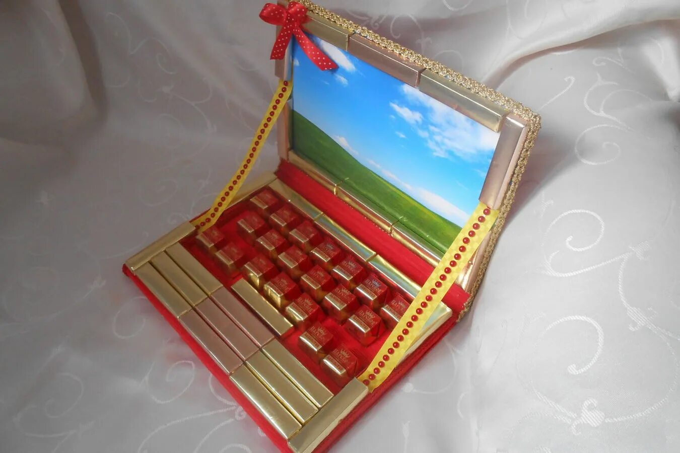 Что можно сделать из под коробки конфет. Поделки из под коробки конфет. Что можно сделать из под коробки конфет. Поделки из коробок конфет. Поделка в коробке из под конфет.