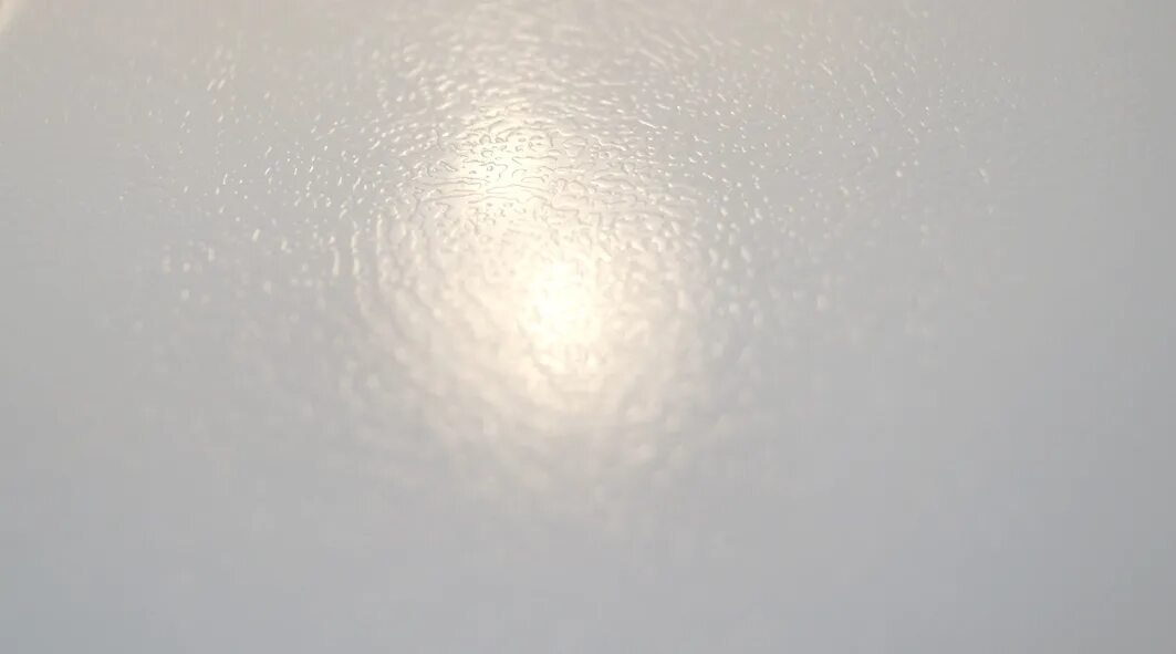 Белая глянцевая поверхность. Зеркальная поверхность. Глянцевый блик от хрущевской плиты. Глянцевое стекло текстура. Белый металлик dm 101-6 t.