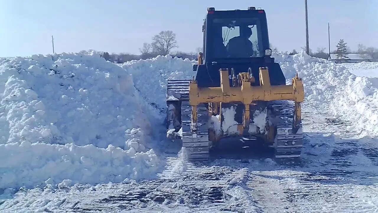 Игра трактора чистят снег. Трактор для чистки снега большой. Трактор капает снег. Трактор чистит снег. Трактор капает.