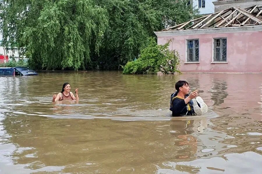 Человек выйдя из реки после купания даже. Наводнение в Керчи 17 июня 2021. Наводнение в Ялте 18 июня 2021. Потоп в Крыму 2021. Потоп в Ялте 2021.