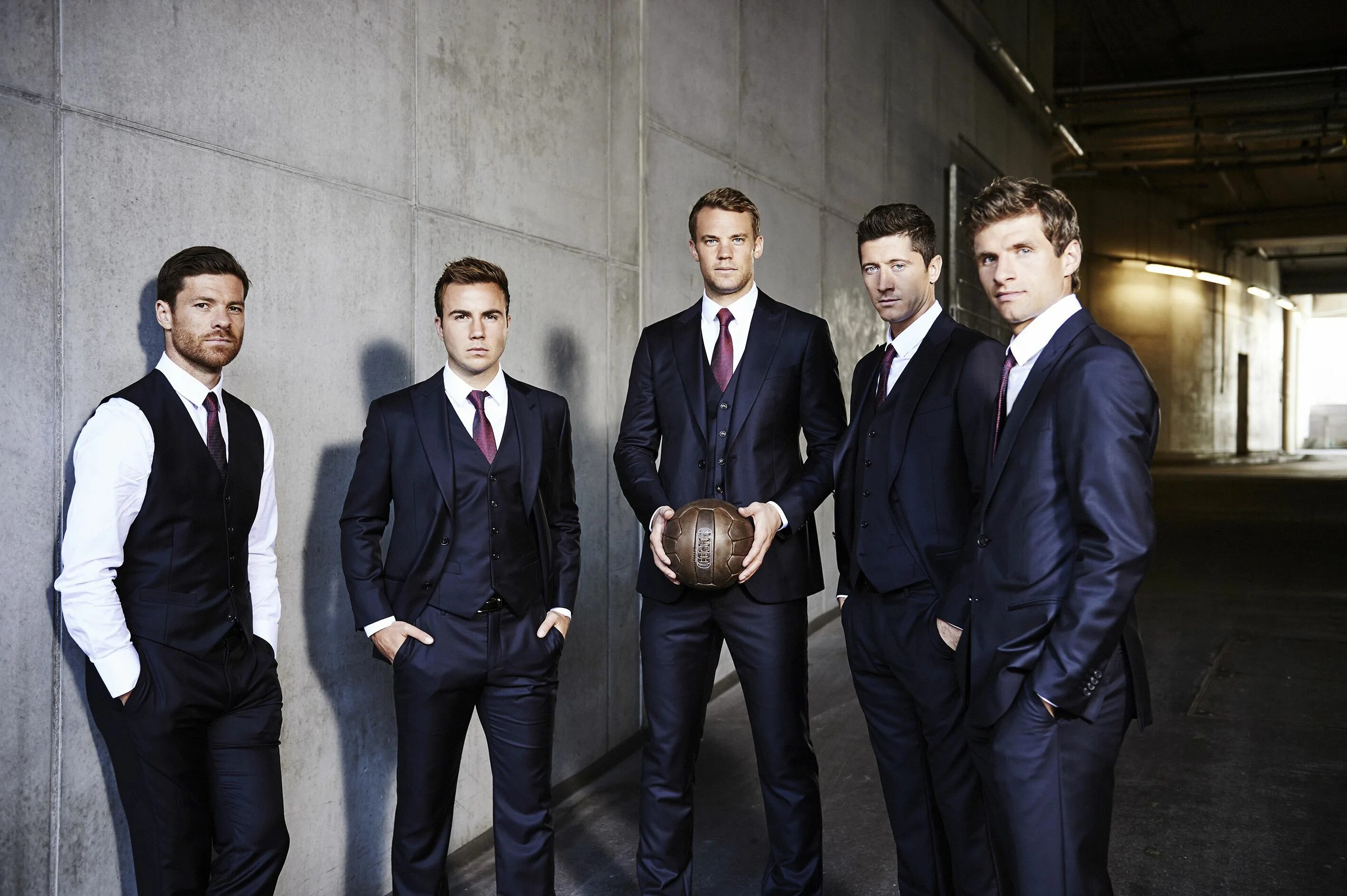 Про 5 мужчин. Несколько мужчин в костюмах. Футболисты в костюмах. Группа мужчин в костюмах. Мужской коллектив.