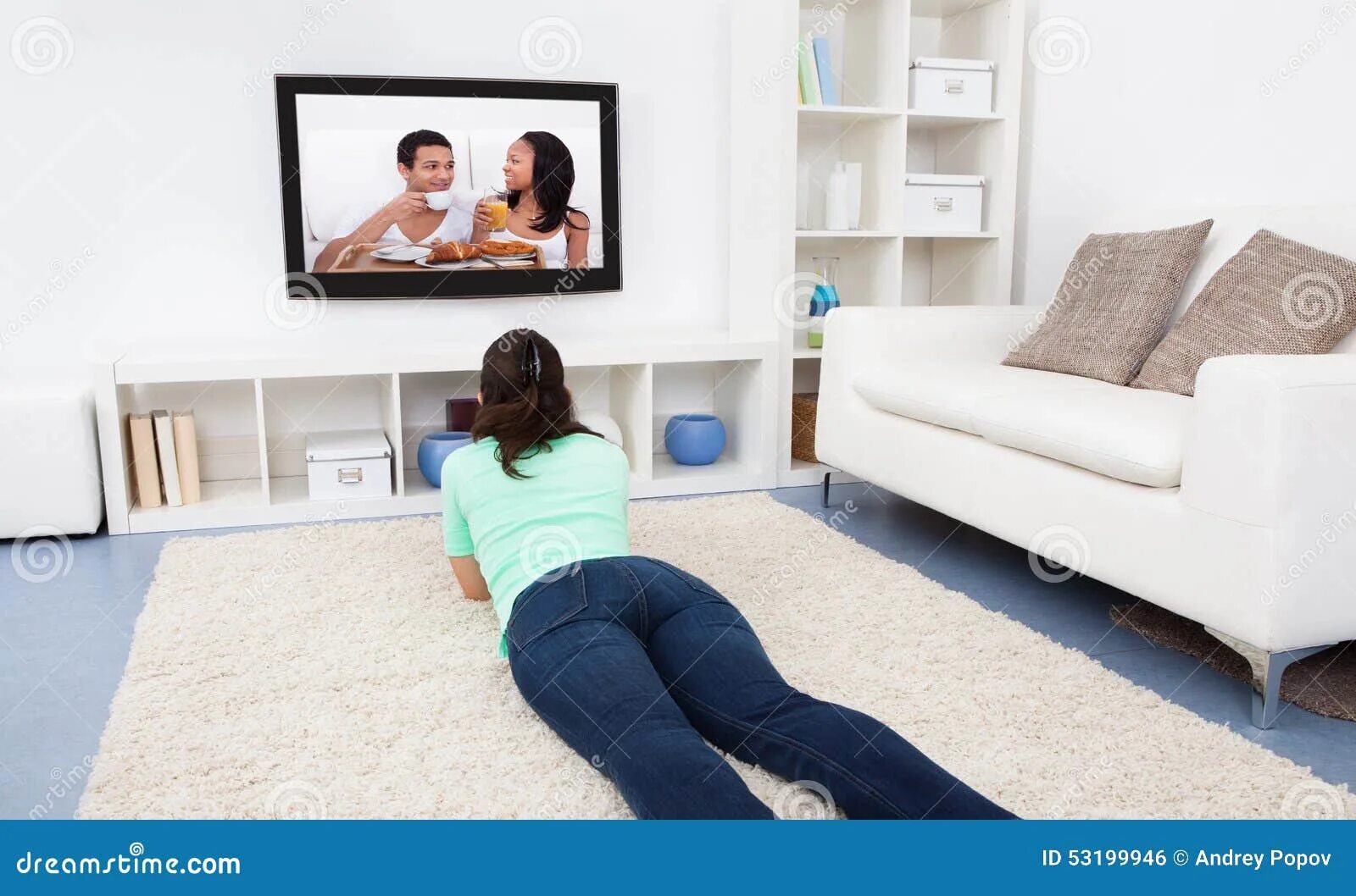 Пока муж смотрит телевизор жена. Лежит перед телевизором. Девушка и телевизор. Лежа перед телевизором. Женщина у телевизора.