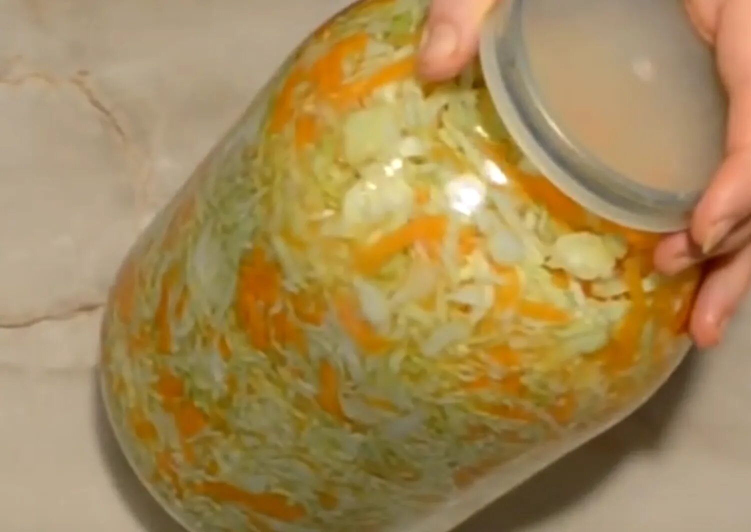 Соление капусты. Капуста белокочанная квашеная. Капустабелокачанная квашенка. Квашенная капуста в рассоле. Рассол для капусты на зиму.