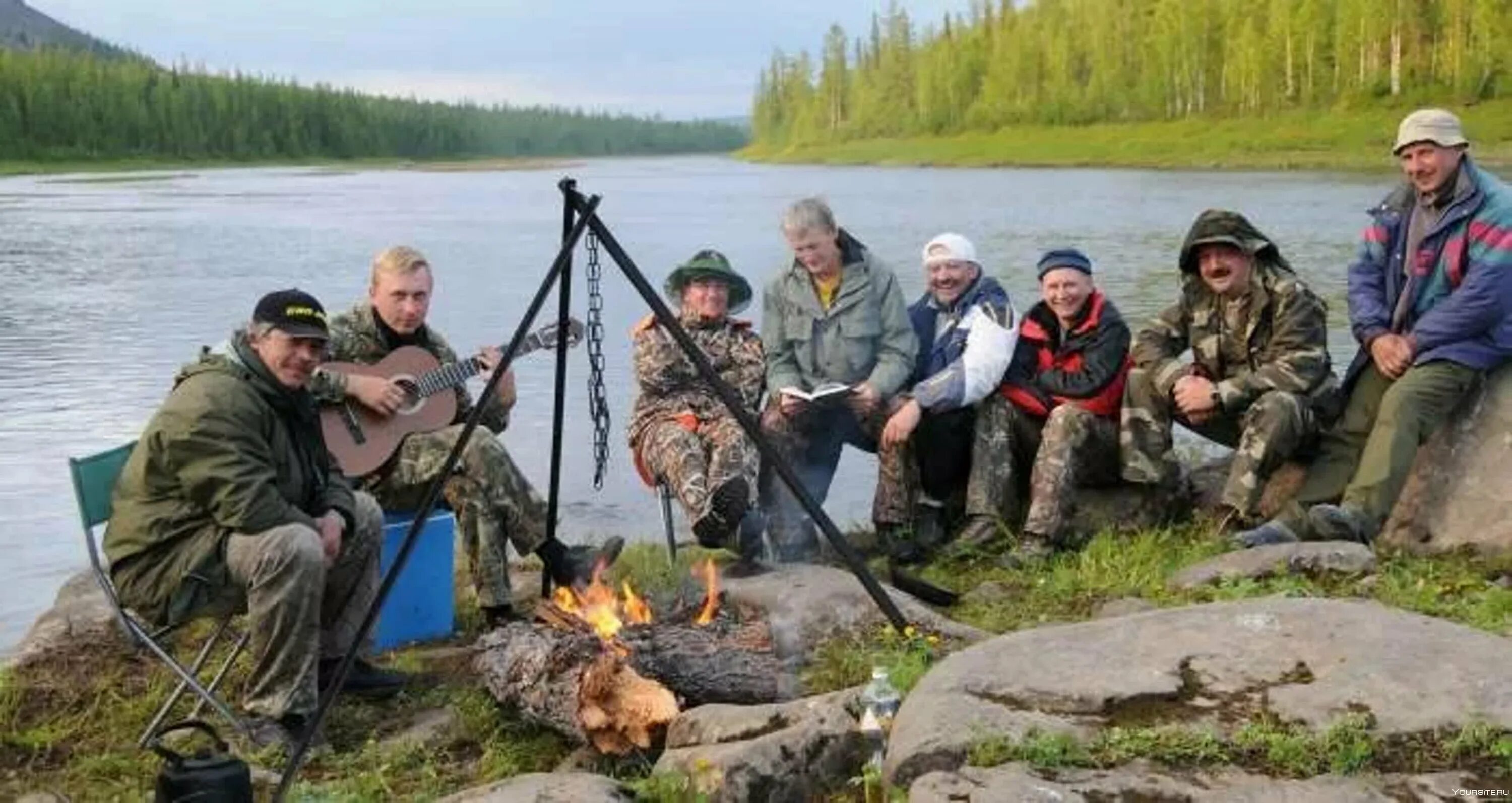 Рыбалка на озерах тайги. Рыбак в тайге. Группа рыбаков. Рыболовный туризм. Поход рыбалка в тайге.