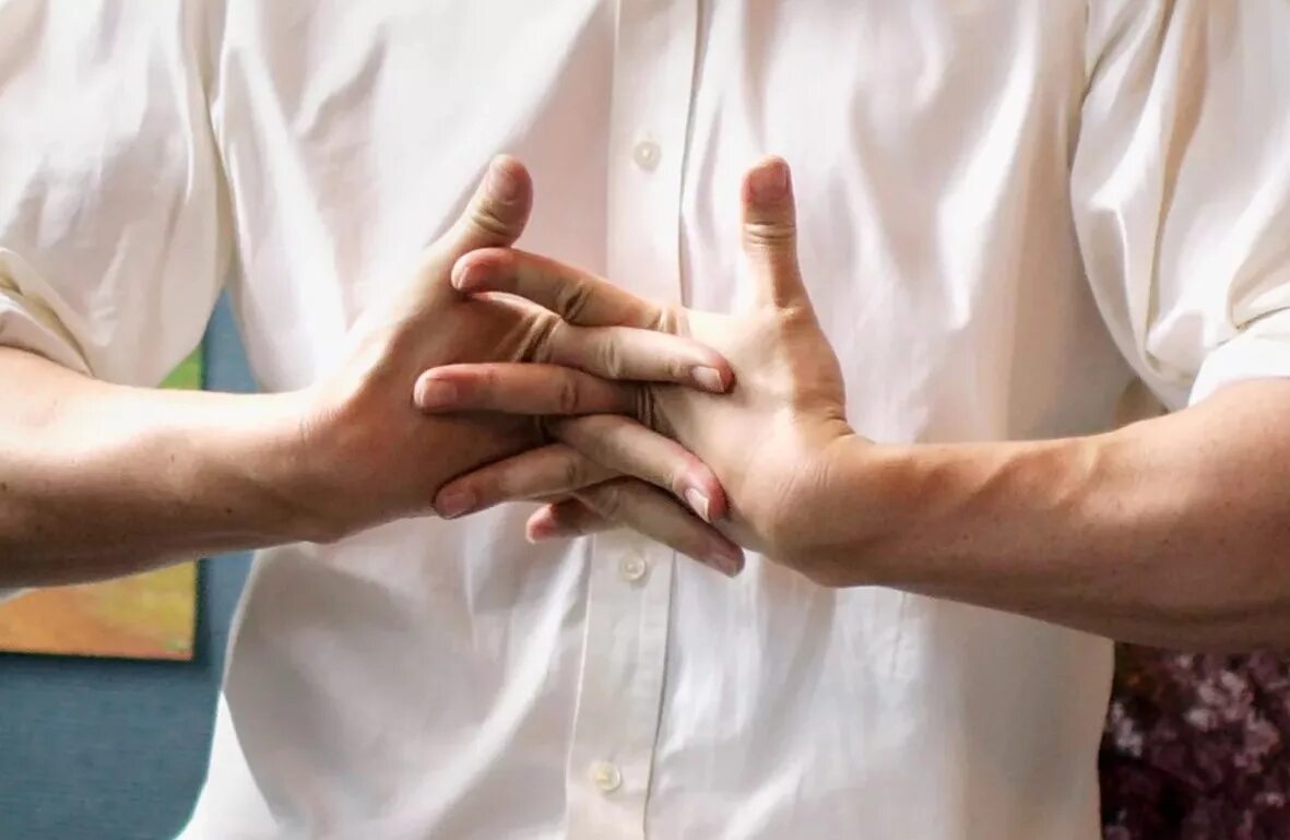 Ревматоидный артрит плюснефалангового. Хрустят запястья рук. Разминает руки. Хрустят запястья рук. Рука человека.