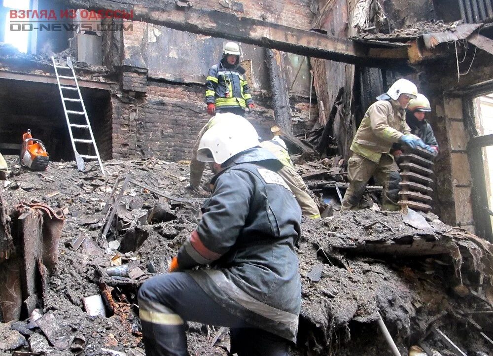 Разбор завалов после пожара. Обломки здания после пожара.