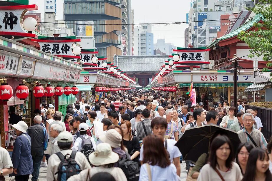 Сколько человек проживает в японии. Токио Асакуса Nakamise. Население Японии 2023. Токио население. Японцы в Токио.
