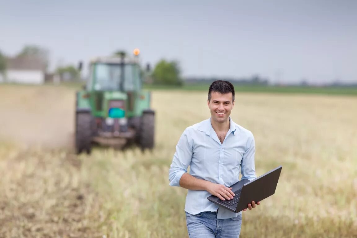 костюм агронома. инженер в поле. колхозник бизнесмен. труд в сельском хозяйстве. инженер в поле.