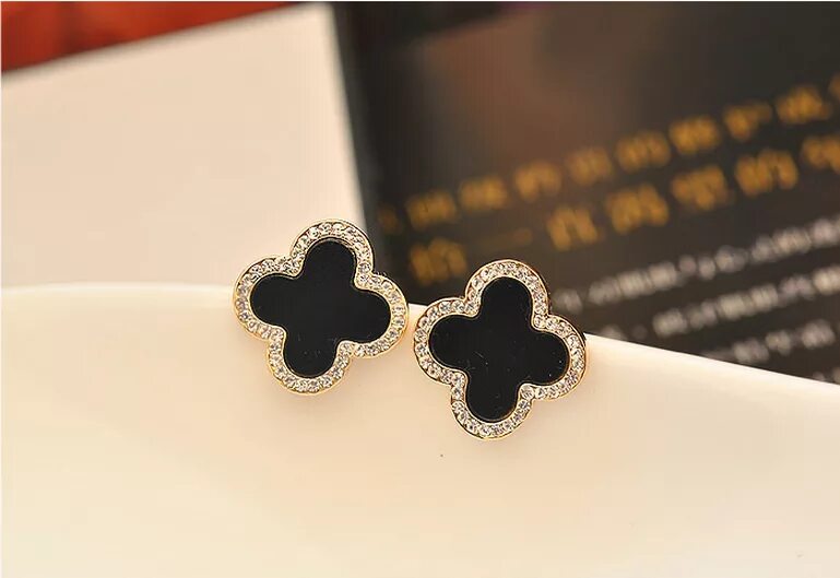 сережки четырехлистник. серьги клевер четырехлистный золото. серьги пусеты клевер четырехлистный золото. пусеты четырехлистный клевер золото. сережки четырехлистник.