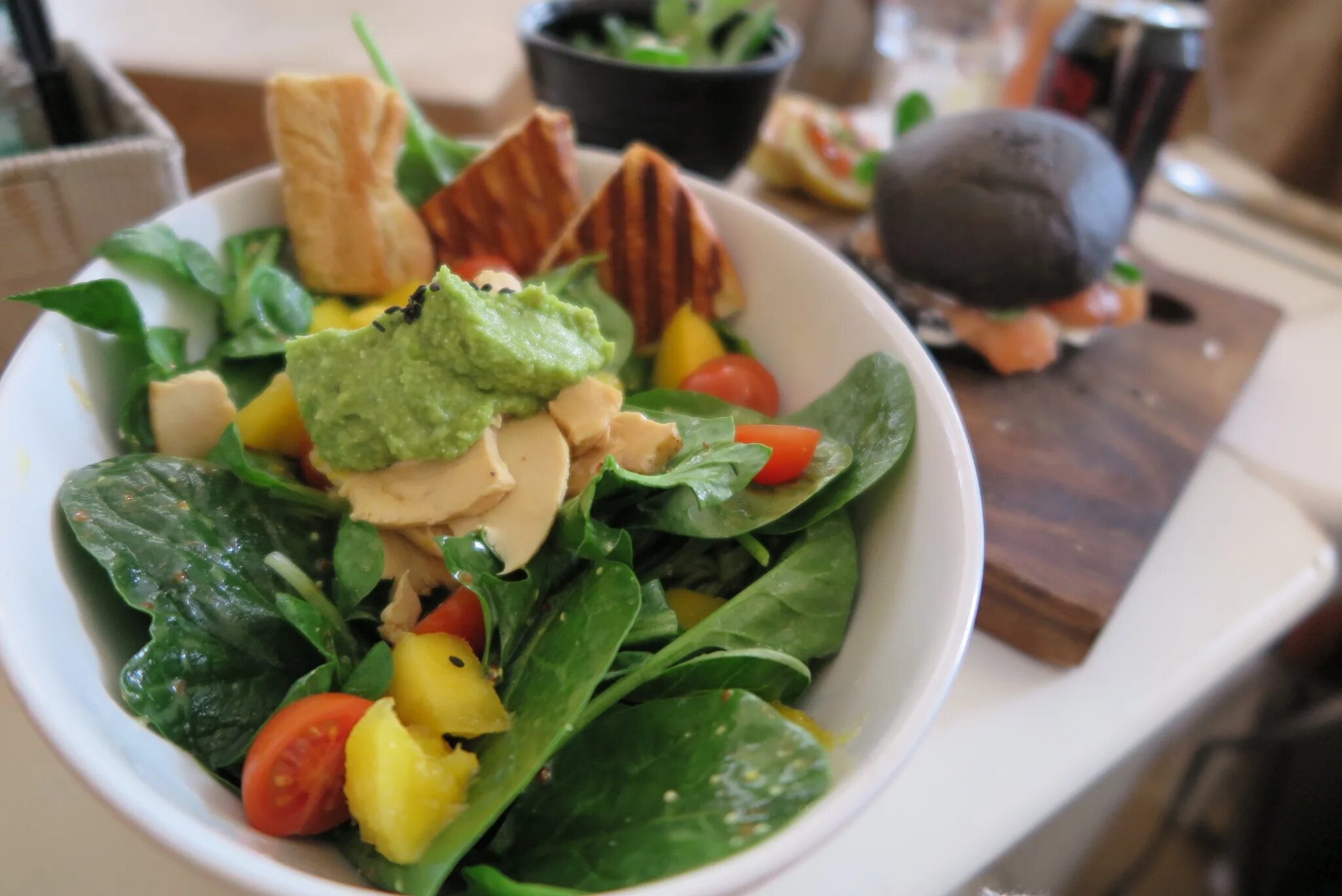 Vegetable lunch. Ужин со шпинатом. Салат со шпинатом и авокадо. Салат овощной с хумусом. Салаты с хумусом из авокадо.