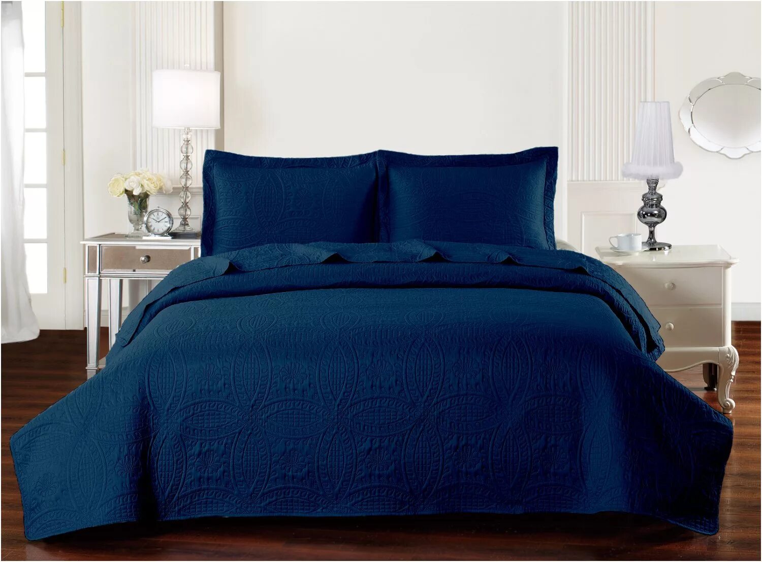 Черное постельное белье. Черное покрывало на кровать. Черное шелковое постельное белье. Темное покрывало сон. Черное одеяло.