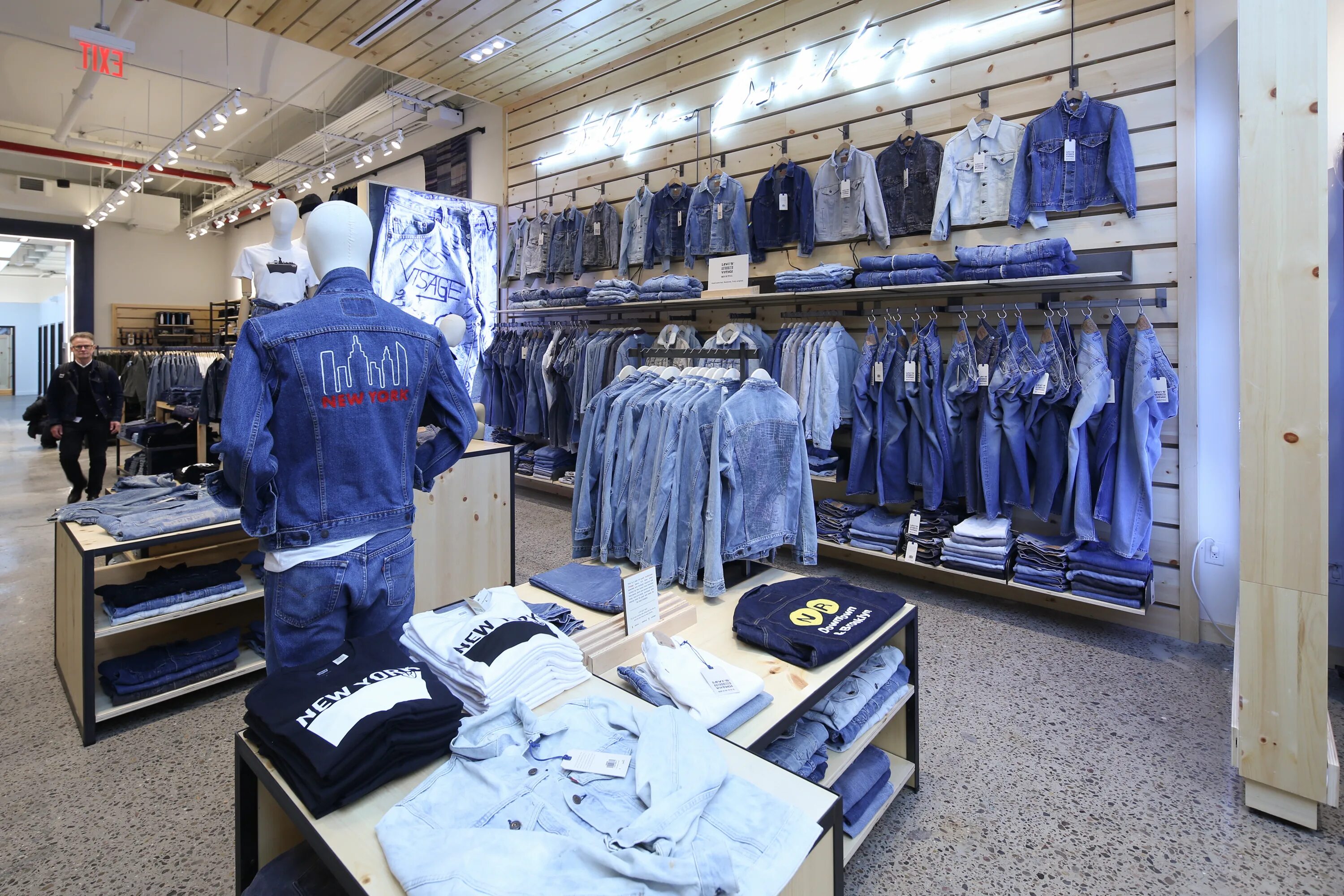 Фирмы джинсов. Levi strauss co. Витрина джинсового магазина. Мави магазин одежды. Джинсовые бренды.