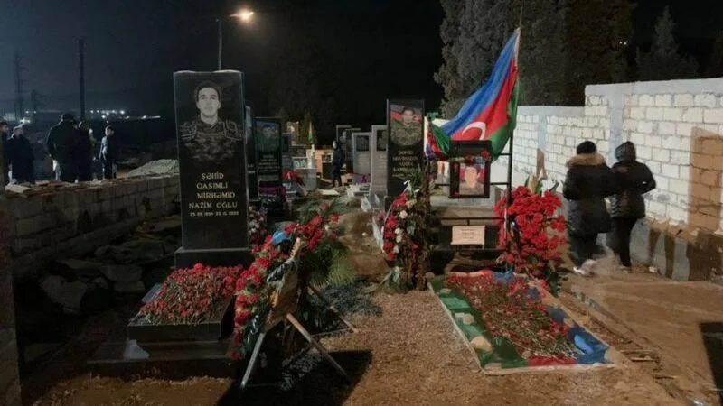 Умершие в азербайджане. Кладбище азербайджанских солдат. Могила погибших солдат Азербайджана.