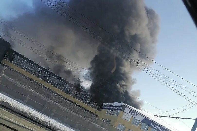 Что случилось на челябинском заводе. Лакокрасочный завод в челябинске. горит лакокрасочный завод. пожар на предприятии. пожар на заводе.