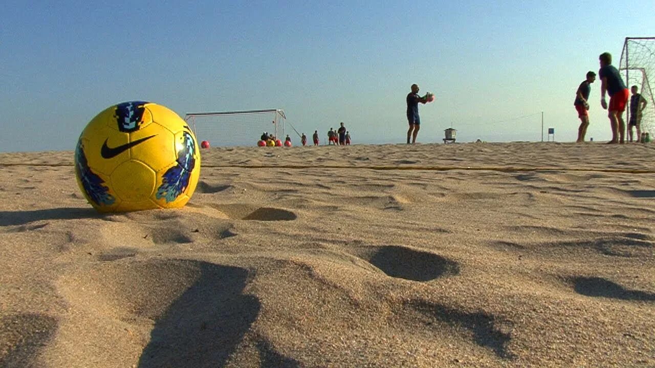 Beach soccer world. Пляжный футбол. Футбол на пляже. Мяч с песком. Футбол на песке.