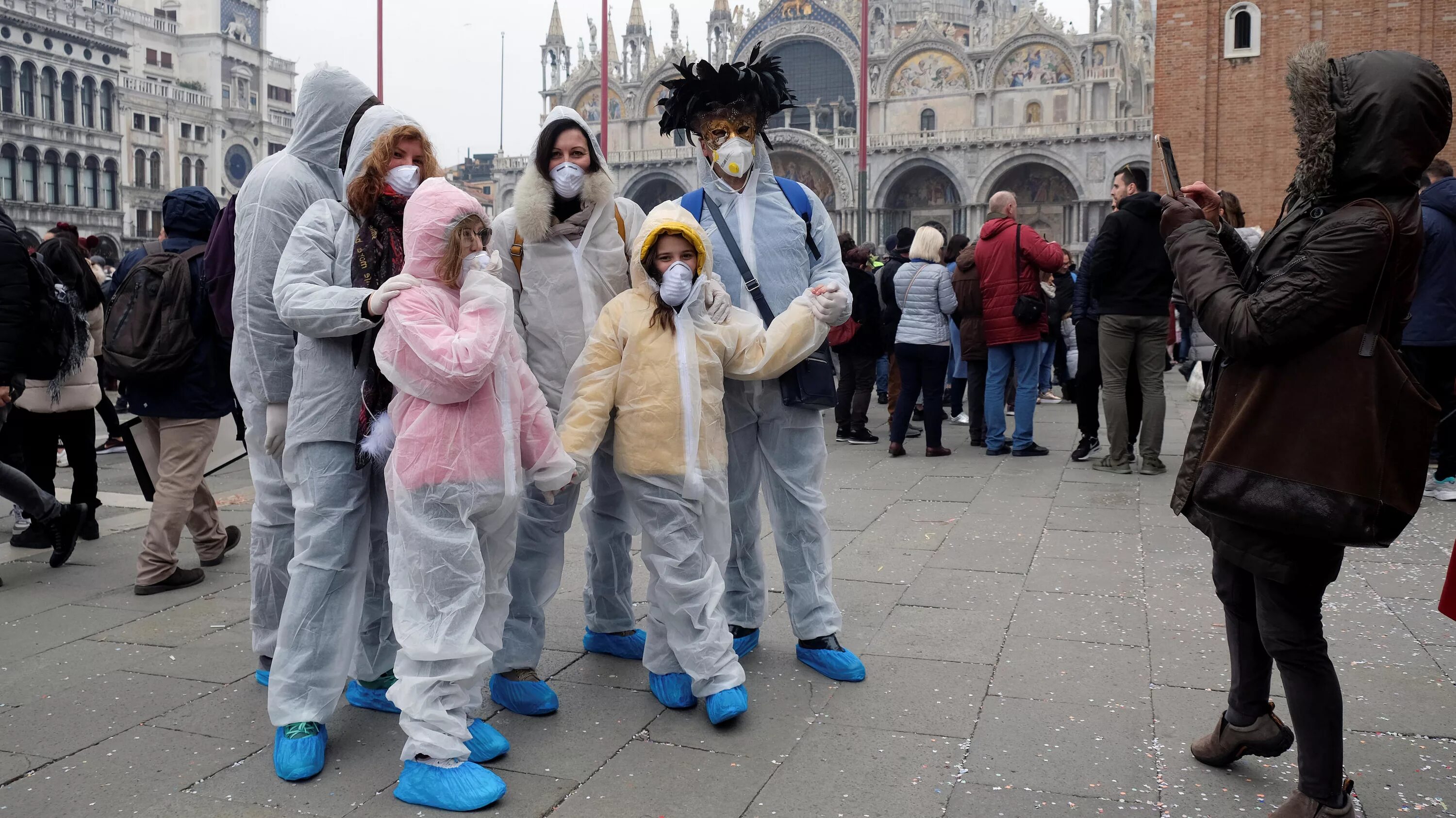 Протесты в париже 2020. Европа люди фото. Великобритания люди на улице. Люди в европе сегодня. Жители европы.