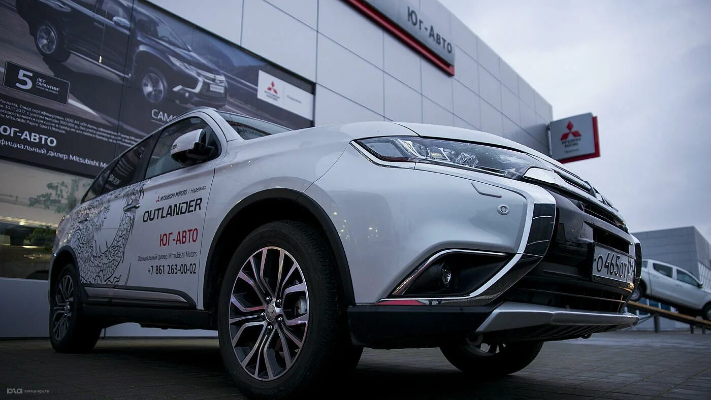Service required mitsubishi outlander xl 3. Митсубиси аутлендер 3 трансмиссия. Что появилось раньше лансер или аутлендер. Сервис митсубиси аутлендер. Сервис митсубиши аутлендер.
