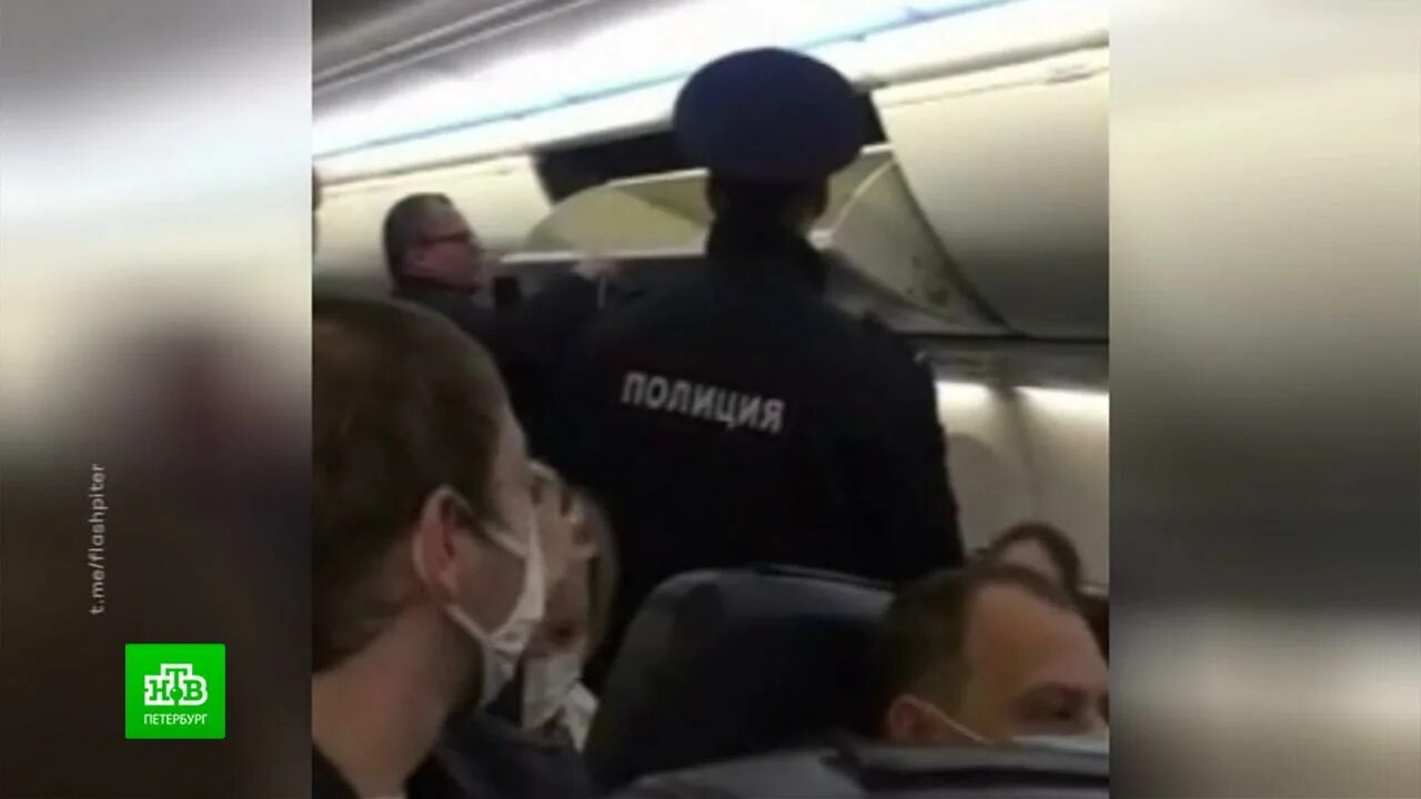 Пилоту стало плохо. Пилот потерял сознание. Фильм летят в самолете пилот наркотики. Пилоту стало плохо. Лобовое стекло самолета 5390 british airways.