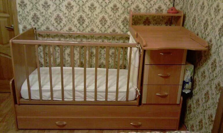 Продам б у детские. Детская кровать с пеленальным столиком и комодом трансформер. Советская детская кроватка с пеленальным столиком трансформер. Кроватки для новорожденных b пеленальный столик. Пеленальный столик из кровати трансформера.