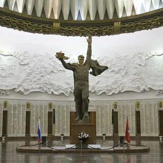 Герой на поклонной горе