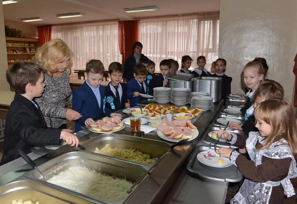 Школьное питание многодетным. Шведский стол в школьной столовой. шведский стол в столовой в школе. столовая в американской школе. школьное питание шведский стол.
