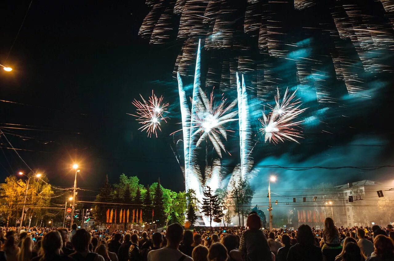 фейерверк во владимире на дубровн. салют во владимире. салют во владимире на новый год. салют во владимире. салют во владимире на новый год.