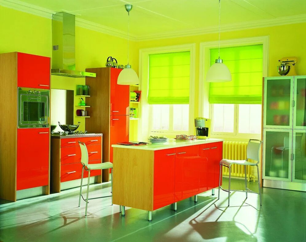 Какие цвета сочетаются на кухне. Яркая кухня. Кухни яркие цвета. Кухни салатовые.