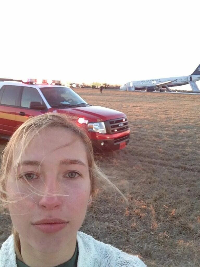 Фото людей. Селфи в самолете. Селфи на фоне упавшего самолёта.