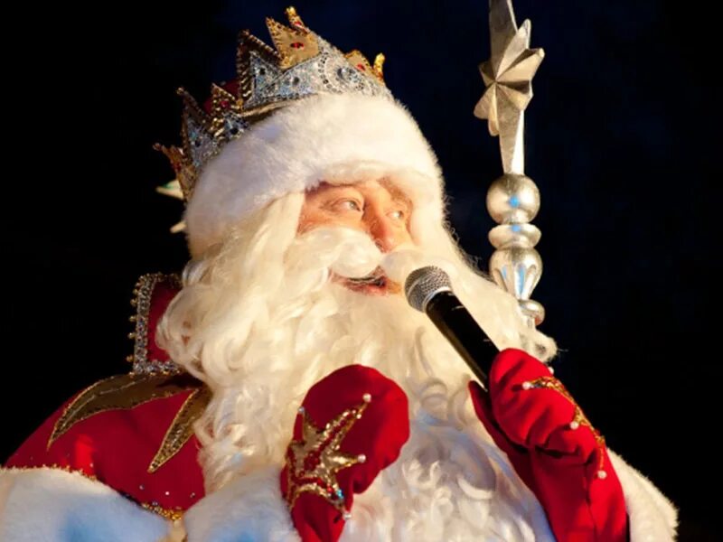 Деда исполняет. Дед Мороз с микрофоном. Поющий дед Мороз. Дедушка Мороз.