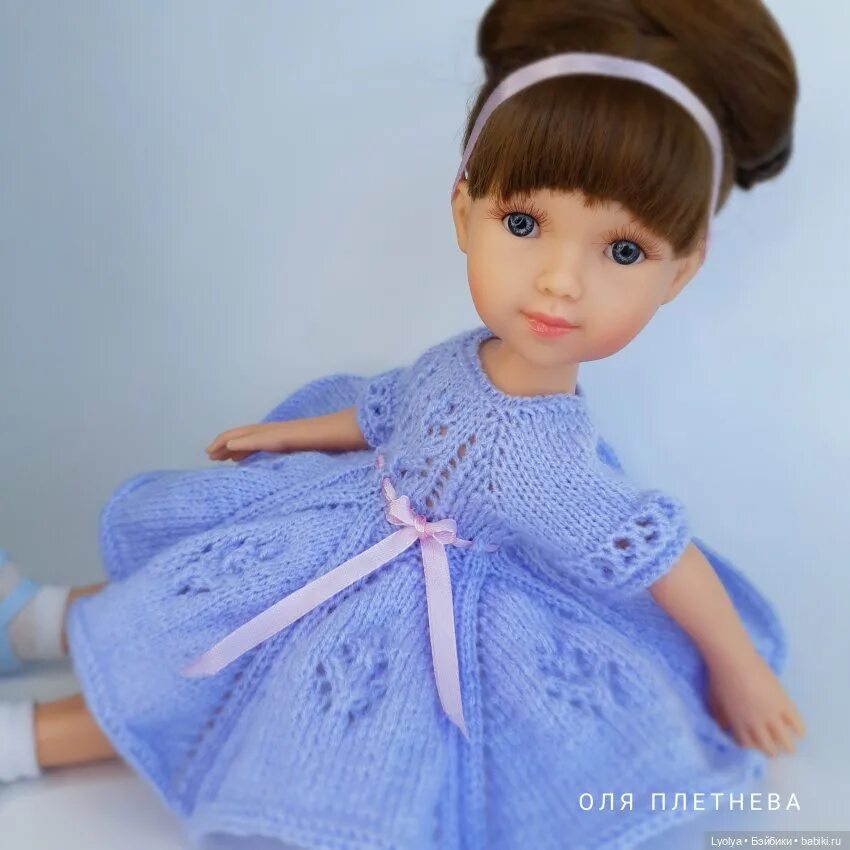 Вязаные платья для паола рейна. Платья спицами для кукол паола рейна. Платья для куклы паолы спицами. Платье для паола рейна спицами. Школьное платье с белым фартуком для паолы рейна 32-34 см.